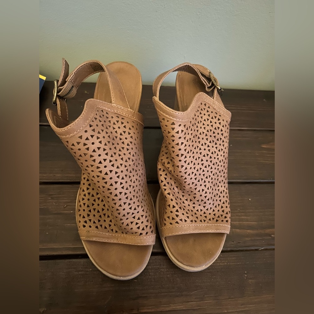 Universal Thread open toe block heel